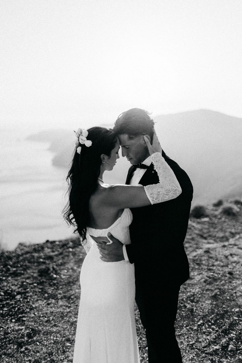 Santorini wedding photographer black and white couple portrait on cliff
